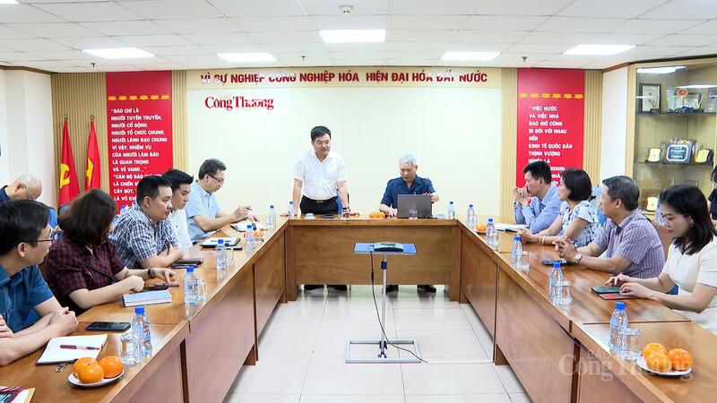 Nhà báo Đỗ Phú Thọ cùng đoàn công tác của Báo Cựu chiến binh sang thăm và làm việc với Báo Công Thương.