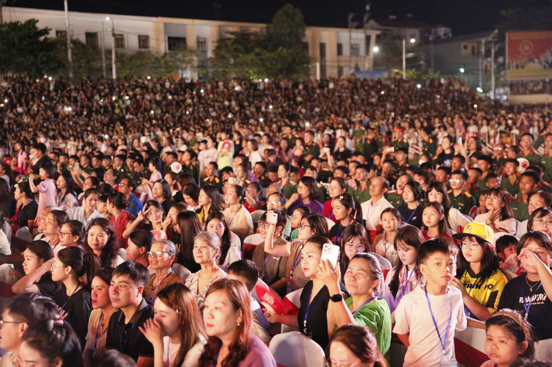 Đông đảo nhân dân và du khách tới thưởng thức Festival Tinh hoa Tây Bắc - Điện Biên 2025. Ảnh: Thủy Lan