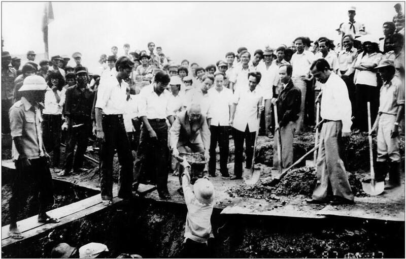 Đại tướng Võ Nguyên Giáp đổ mẻ bê tông đầu tiên xây dựng đường dây 110 kV Huế - Đà Nẵng (năm 1987). Ảnh tư liệu