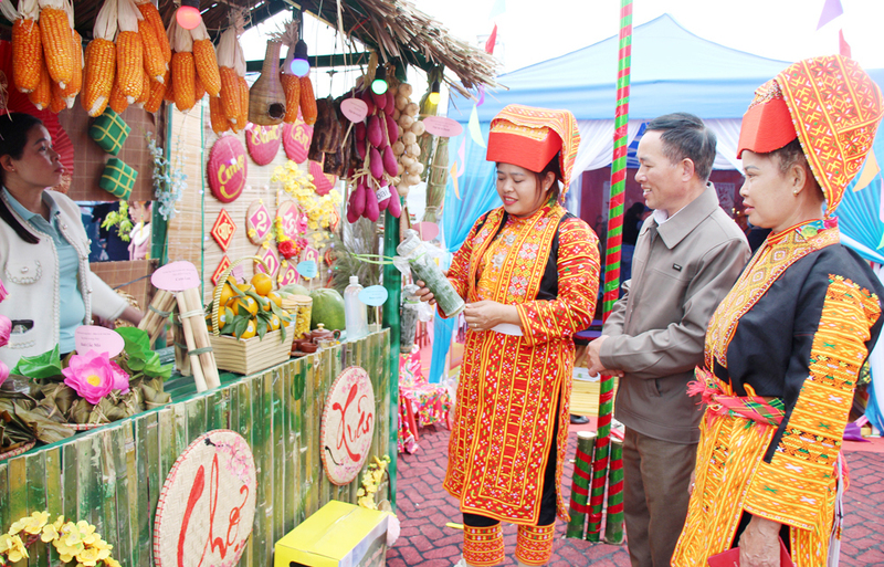 Đồng bào dân tộc Dao tỉnh Bắc Ninh giới thiệu sản phẩm tiêu biểu của địa phương tại Lễ hội Tây Yên Tử năm 2023. Ảnh: Mai Toan