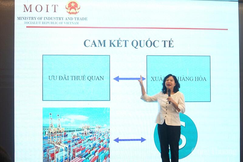 Phó Cục trưởng Cục Xuất nhập khẩu Trịnh Thị Thu Hiền thông tin, hướng dẫn tổ chức triển khai Thông tư số 40/2025/TT-BCT.