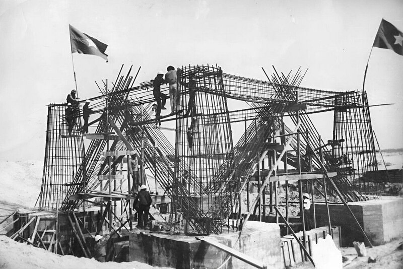 Dựng móng cột vượt sông Trà Khúc (Quảng Ngãi) của tuyến đường dây 110kV Đà Nẵng – Quảng Ngãi, năm 1991. Ảnh tư liệu