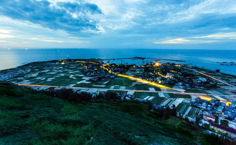 Ngày 28/9/2014, Thủ tướng Chính phủ Nguyễn Tấn Dũng thực hiện nghi thức đóng điện khánh thành dự án cấp điện ra đảo Lý Sơn, đáp ứng sự kỳ vọng, mong mỏi của trên 22 ngàn người dân trên đảo. Ảnh tư liệu