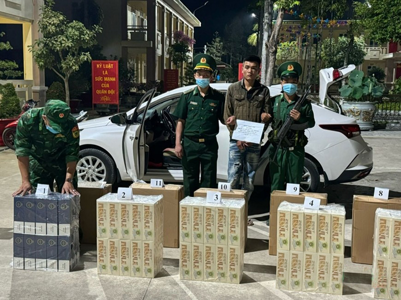 Cán bộ biên phòng tỉnh Long An (cũ) bắt giữ lô thuốc lá lậu. Ảnh: Báo Quân đội nhân dân