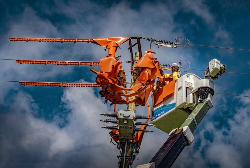 Ứng dụng công nghệ sửa chữa điện hotline. Ảnh: EVNCPC