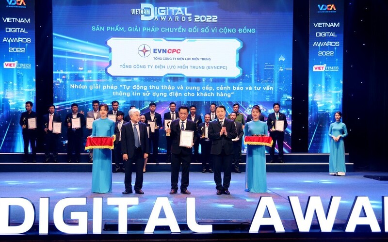 Tổng giám đốc EVNCPC Ngô Tấn Cư đại diện Tổng công ty nhận Giải thưởng Viet Nam Digital Awards 2022. Ảnh: EVNCPC