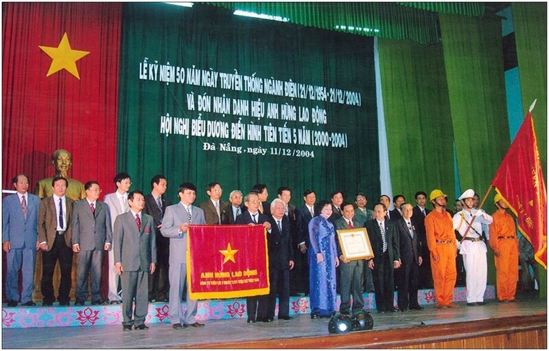 Công ty Điện lực 3 , đơn vị tiền thân của Tổng công ty Điện lực miền Trung, đón nhận Danh hiệu Anh hùng Lao động thời kỳ đổi mới, năm 2004. Ảnh tư liệu