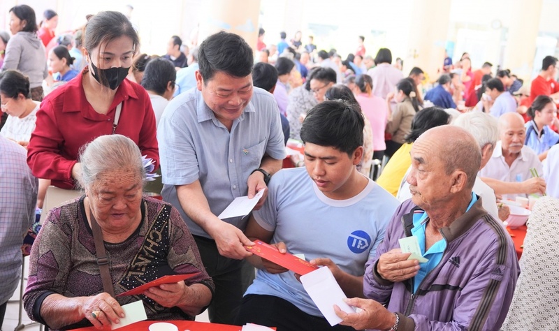 Những phần quà ý nghĩa được ông Tống Xuân Phong - Chủ tịch Công đoàn PVFCCo - Phú Mỹ trao tận tay những hoàn cảnh khó khăn vào dịp Tết đến xuân về (Ảnh PVFCCo – Phú Mỹ)