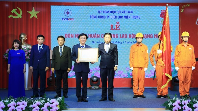 EVNCPC đón nhận Huân chương Lao động hạng Nhất lần 2, năm 2020. Ảnh: EVNCPC