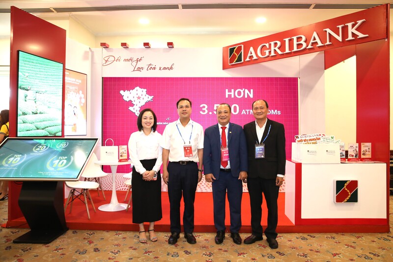 Ông Lê Hồng Phúc, Phó Tổng Giám đốc Agribank (thứ 2 từ trái sang) thăm gian hàng Agribank trong khuôn khổ diễn đàn.