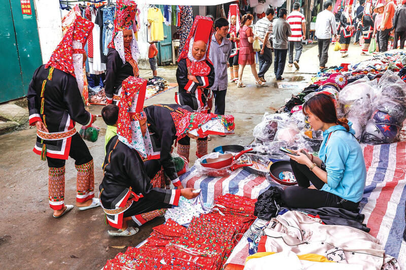 Chợ phiên là nhịp cầu giao thương, đưa hàng hóa vùng cao đến với người tiêu dùng. Ảnh: Quang Vinh