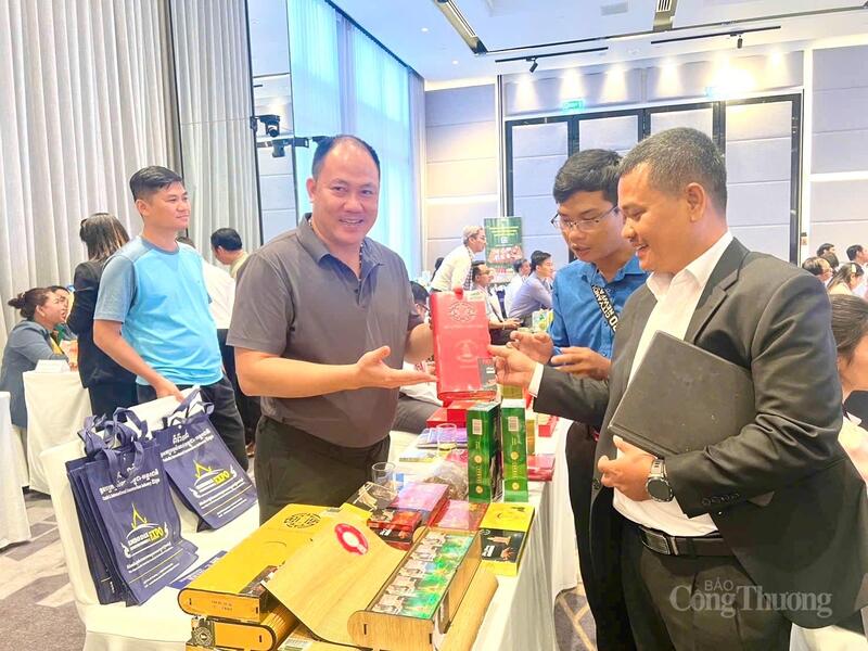 Ông Hà Duyên Minh – Giám đốc Công ty TNHH Trầm hương Lotus Khánh Hòa giới thiệu sản phẩm trầm hương - đặc trưng của tỉnh cho khách tham quan tại hội thảo.