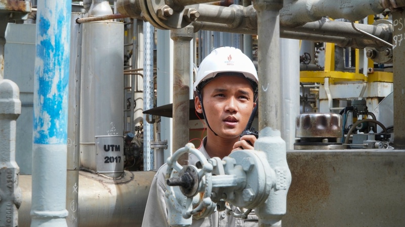 Giai đoạn đầu Nhà máy đạm Phú Mỹ mới đi vào vận hành, nhiều kỹ sư trẻ vừa rời ghế nhà trường đã được thử sức trong môi trường làm việc hiện đại, khắt khe, nơi từng thao tác đều đòi hỏi độ chính xác tuyệt đối (Ảnh PVFCCo – Phú Mỹ)