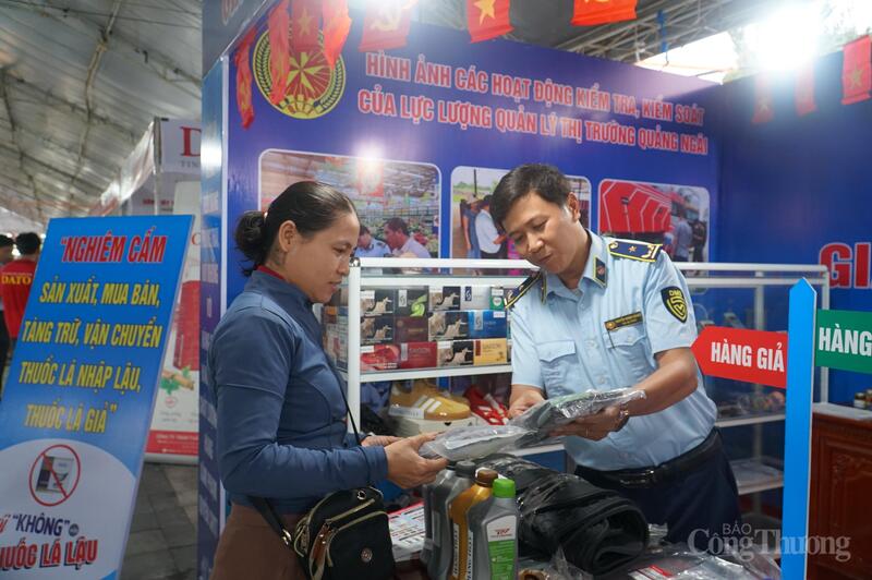 Lực lượng Quản lý thị trường Quảng Ngãi hướng dẫn người dân phân biệt hàng thật, hàng giả