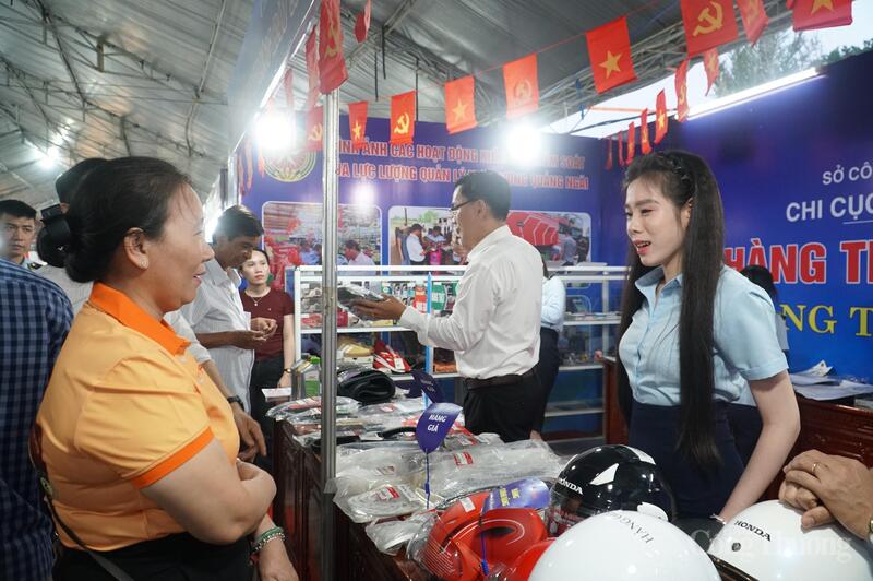 Gian hàng nhận diện hàng thật – hàng giả tại Hội chợ Công Thương và OCOP Quảng Ngãi 2025, giúp người dân trực tiếp trải nghiệm, phân biệt sản phẩm, đồng thời quảng bá sản phẩm địa phương