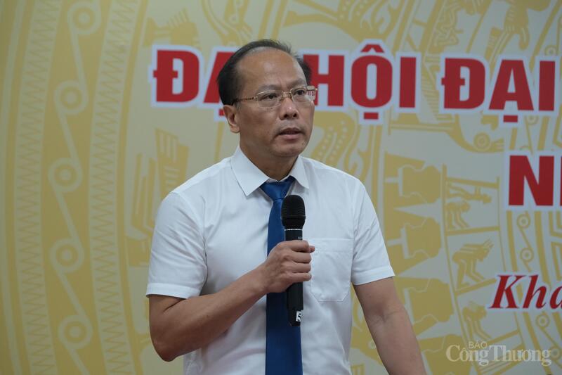 Ông Nguyễn Khắc Hà, Trưởng ban Tổ chức Tỉnh ủy Khánh Hòa phát biểu tại họp báo. Ảnh: Lê Sơn