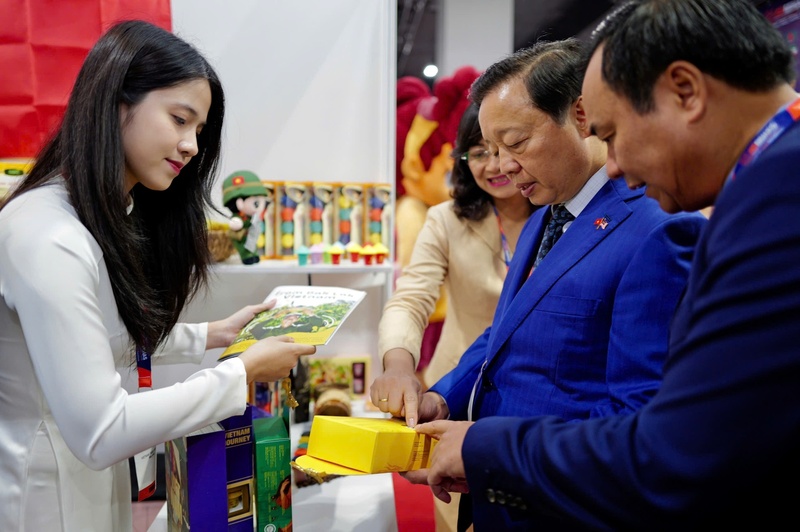 Phó Thủ tướng thăm gian hàng của doanh nghiệp Việt Nam dự Triển lãm Halal quốc tế Malaysia năm 2025 (MIHAS 2025). Ảnh: VGP/XT