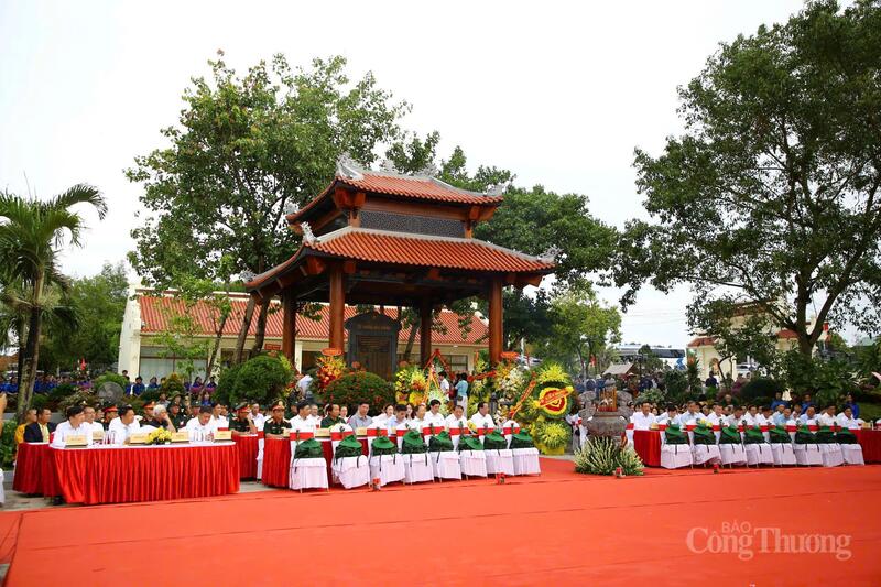 Các đại biểu tham dự buổi lễ.