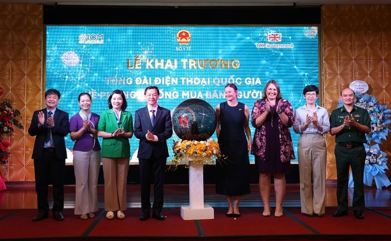 Các đại biểu thực hiện khai trương Tổng đài điện thoại quốc gia về phòng, chống mua bán người.