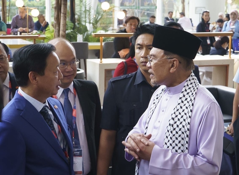Phó Thủ tướng Trần Hồng Hà trao đổi với Thủ tướng Malaysia Anwar Ibrahim tại Phiên khai mạc toàn thể Hội nghị Halal toàn cầu (GHAS 2025), sáng 19/9. Ảnh: VGP/XT