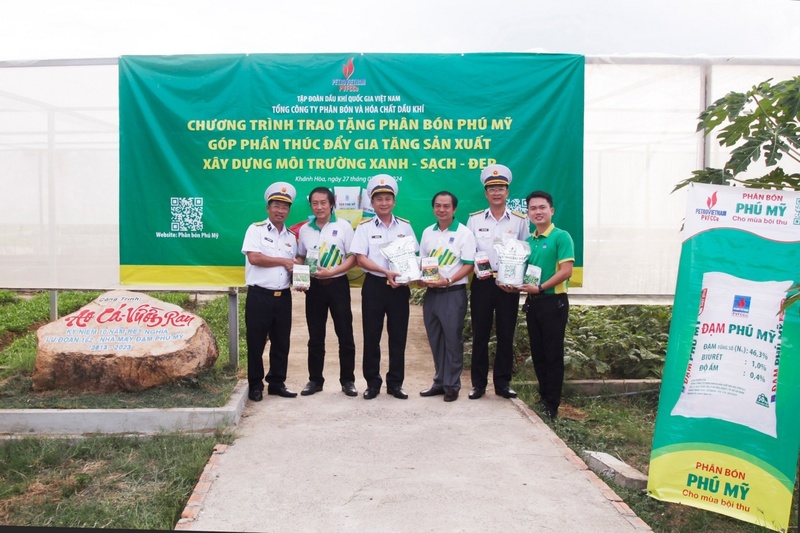 PVFCCo - Phú Mỹ trao tặng phân bón góp phần gia tăng sản xuất, xây dựng môi trường xanh - sạch - đẹp tại Lữ đoàn 162 (Ảnh PVFCCo – Phú Mỹ)