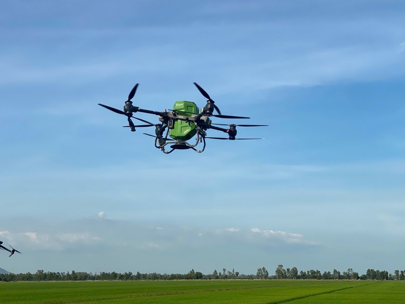Hình ảnh Drone Phú Mỹ, một giải pháp canh tác hiện đại, khoa học hiện diện trên các cánh đồng (Ảnh PVFCCo – Phú Mỹ)