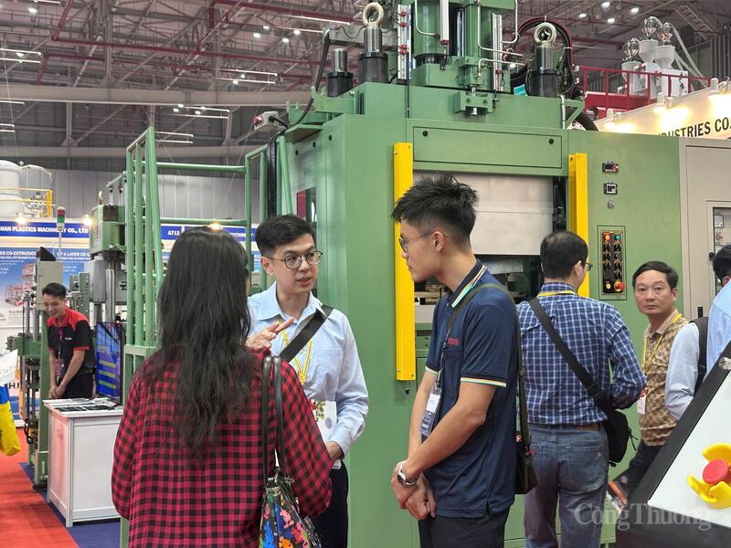 Tại triển lãm, nhiều doanh nghiệp nước ngoài tìm hiểu và kết nối với doanh nghiệp Việt Nam. Ảnh: Minh Anh