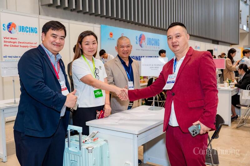 Tham tán Lê Phú Cường (áo đen) đưa đoàn doanh nghiệp Malaysia về Việt Nam tham dự Vietnam International Sourcing 2025
