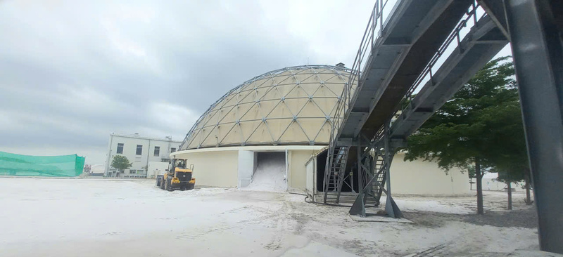 Nhà máy chế biến cát, bột thạch anh ít sắt chất lượng cao vừa nâng công suất lên gấp đôi (880.000 tấn/năm) so với thiết kế ban đầu là một trong những dự án công nghiệp theo hướng chuyển đổi xanh và chất lượng cao tại Huế. Ảnh: Nguyễn Tuấn