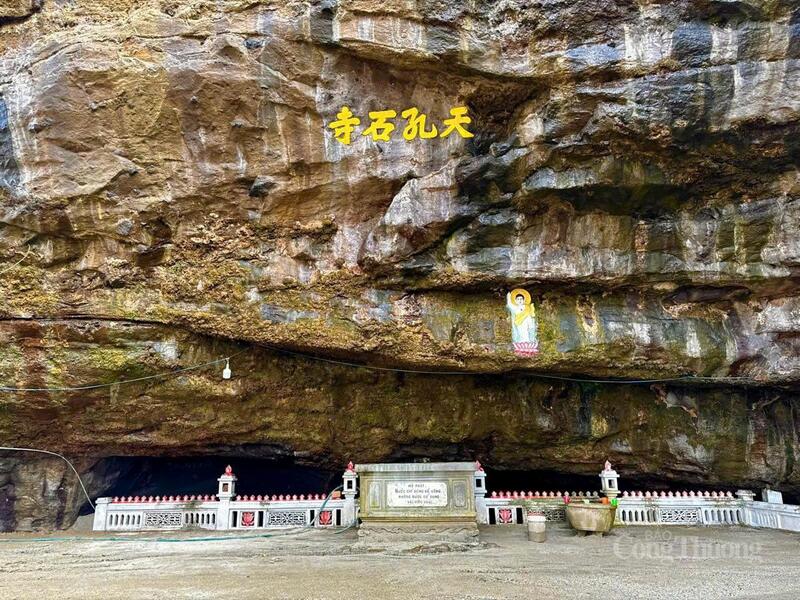 Ngôi chùa lúc trước là của người Chăm pa lập ra để thờ Bà La Môn, nhưng sau đó, những người Việt ra khai khẩn đảo Lý Sơn đã dựng tượng Phật, biến nơi đây thành chốn tu hành, đặt tên là Thiên Khổng Thạch Tự.