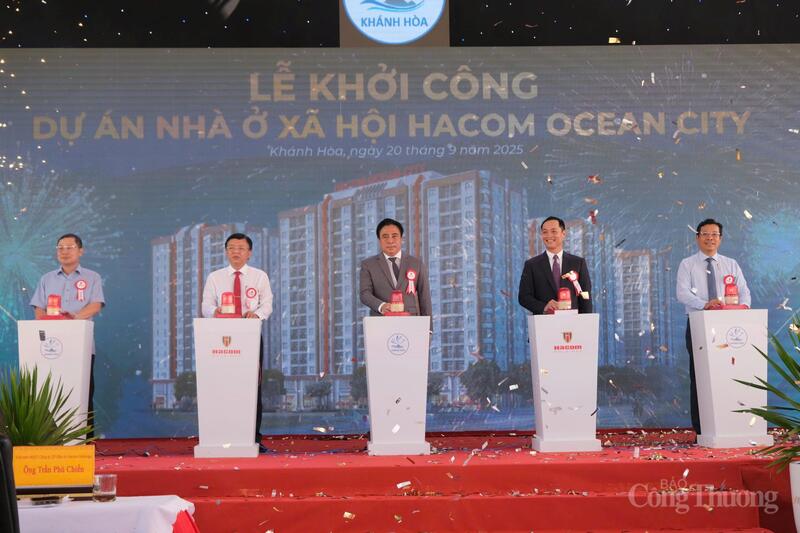 Các đại biểu nhấn nút khởi công dự án. Ảnh: Lê Sơn