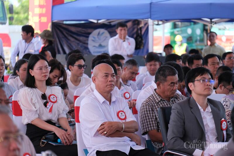 Các đại biểu tham dự lễ khởi công. Ảnh: Lê Sơn