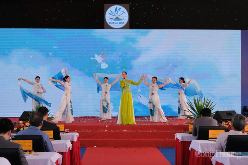 Văn nghệ chào mừng các đại biểu dự lễ khởi công. Ảnh: Lê Sơn