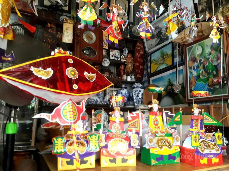 Những món đồ chơi truyền thống được ông Tí làm theo đơn đặt hàng.