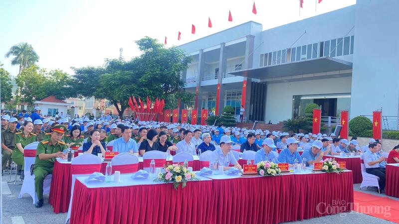 Các đại biểu tham gia lễ phát động