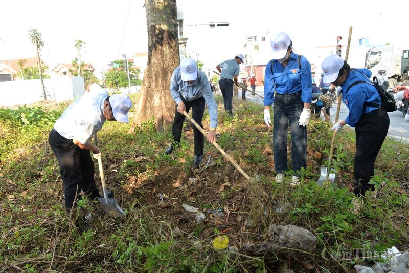 Các đại biểu tổng dọn vệ sinh môi trường sau lễ phát động