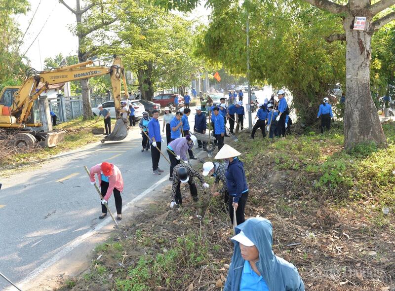 Đông đảo nhân dân và đoàn thanh niên trên địa bàn phường Thủy Nguyên, TP. Hải Phòng tham gia dọn vệ sinh môi trường.