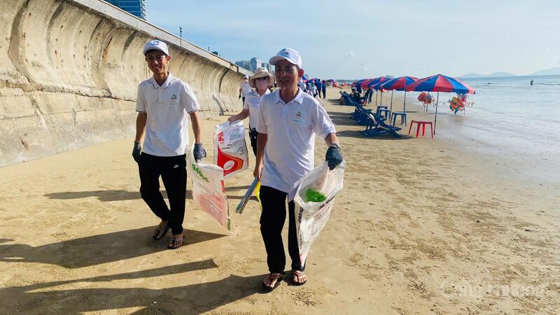 Nhiều người dân lớn tuổi hưởng ứng tham gia hoạt động làm sạch bờ biển.