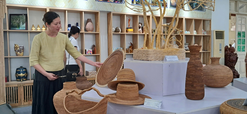 Sản phẩm thủ công mỹ nghệ của Hà Nội ngày càng đáp ứng nhu cầu của người tiêu dùng trong và ngoài nước. Ảnh: N.H