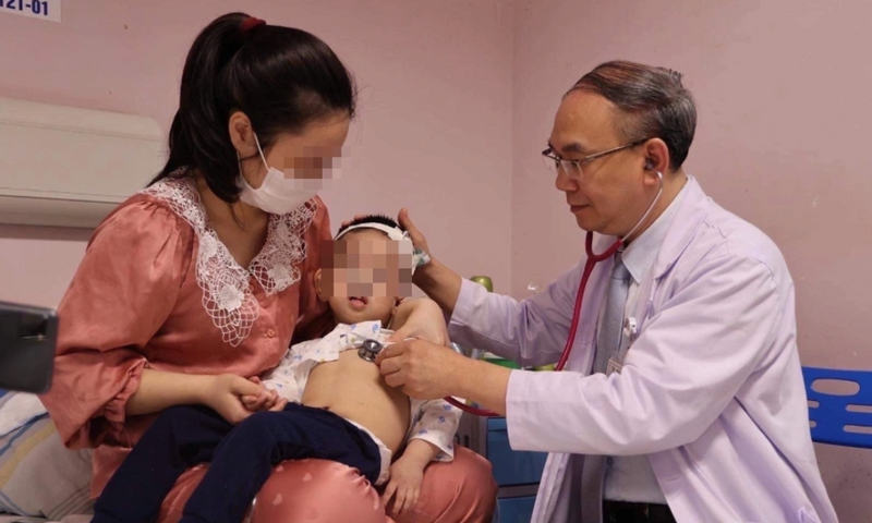 PGS.TS Vũ Chí Dũng - Giám đốc Trung tâm Nội tiết, Chuyển hóa, Di truyền và Liệu pháp phân tử, Bệnh viện Nhi Trung ương thăm khám cho bệnh nhi mắc bệnh hiếm - Ảnh: BVCC.