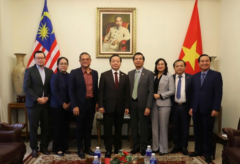 Ông Azlan Azri Zainal Abidin - Giám đốc khối phát triển công nghiệp và Logistic, Công ty SIME DARBY PROPERTY BERHAD chụp hình cùng Phó Thủ tướng Trần Hồng Hà và đoàn công tác. Ảnh: VGP/XT.