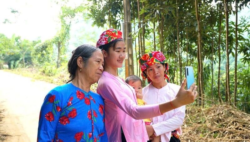 Phụ nữ dân tộc thiểu số, miền núi tỉnh Lào Cai giờ đây đã tự tin sử dụng các thiết bị điện tử thông minh. Ảnh: Ngân Hà
