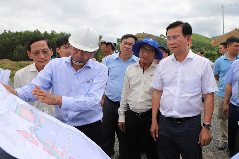 Chủ tịch UBND tỉnh Lâm Đồng Hồ Văn Mười nghe báo cáo về tình hình Cụm công nghiệp Đạ Oai.
