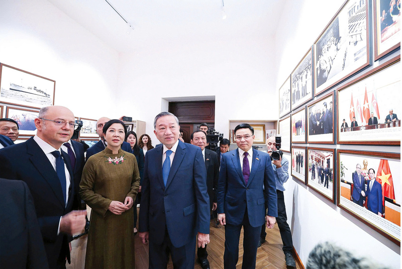 Tổng Bí thư Tô Lâm và Phu nhân cùng các đại biểu tham quan Phòng Lưu niệm Chủ tịch Hồ Chí Minh với ngành dầu khí Việt Nam – Azerbaijan.