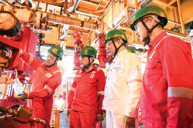 Phó Thủ tướng Bùi Thanh Sơn cùng Chủ tịch HĐTV Petrovietnam Lê Mạnh Hùng chứng kiến lấy mẫu dầu từ cụm mỏ Sư Tử (5/2025).