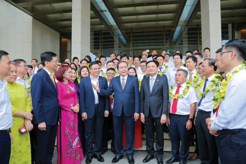 Chủ tịch Quốc hội Trần Thanh Mẫn gặp mặt, trò chuyện với lãnh đạo, người lao động Petrovietnam.