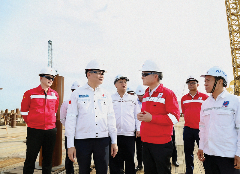 Tổng Giám đốc Petrovietnam Lê Ngọc Sơn kiểm tra thực địa công trường triển khai các phần việc liên quan của Dự án Phát triển Mỏ khí Lô B.