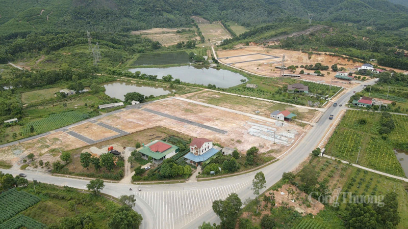 Nhiều đất vườn của người dân được mua rồi phân lô tràn lan tại xã Toàn Lưu. Ảnh: Trọng Tùng.