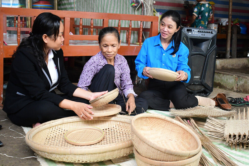 Tạo việc làm là hướng đi quan trọng để giảm nghèo bền vững tại vùng dân tộc thiểu số miền núi. Ảnh minh họa