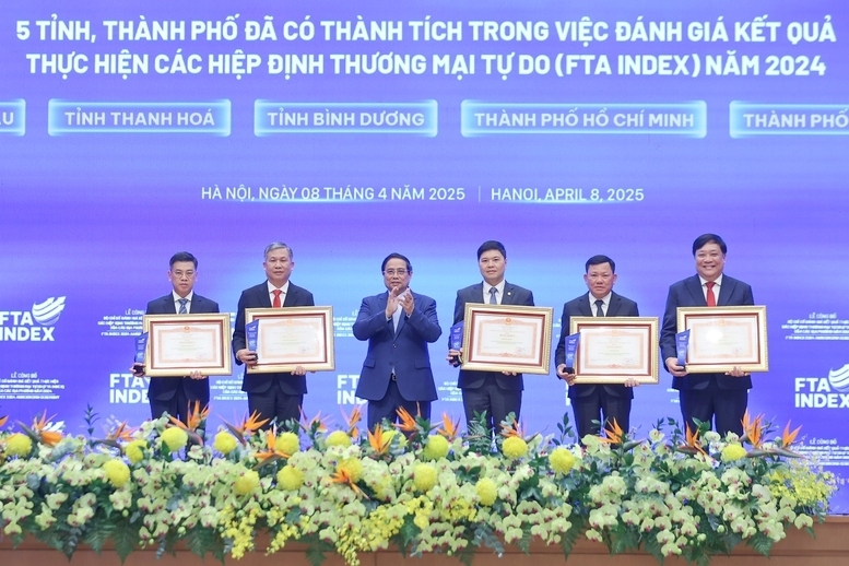 Thủ tướng Chính phủ Phạm Minh Chính trao bằng khen cho các tỉnh, thành phố top đầu trong Bộ Chỉ số FTA Index hồi tháng 4/2025.